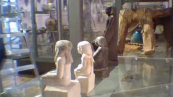O statuie egipteană antică, aflată într-un muzeu, se mişcă singură!
